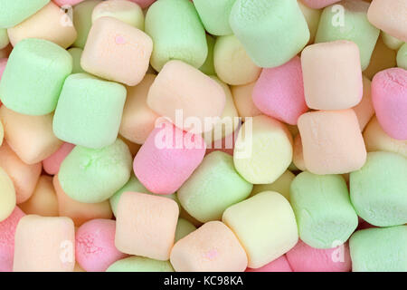 Molto vicino vista colorate tinte pastello verde in miniatura, rosa, giallo e arancione marshmallows. Foto Stock