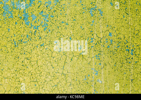 Vista ravvicinata del multistrato tinto e screpolata fiocchi di texture di blu e verde chiaro vernice alla superficie. Foto Stock