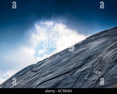 Rocciatore nella Yosemite National Park, California, USA, settembre 2017 Foto Stock