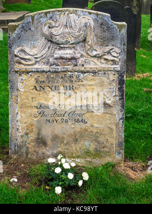 Rose bianche n fiore a Anne Bronte tomba nel cimitero di St Marys Chiesa Scarborough Yorkshire Inghilterra Foto Stock