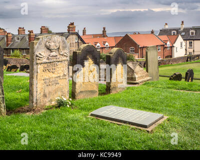 Anne Bronte Grave e Bronte società placche nel sagrato della chiesa a St Marys Chiesa Scarborough Yorkshire Inghilterra Foto Stock