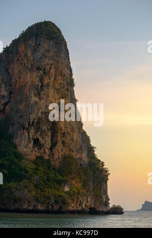 Tramonto sulle scogliere calcaree, Railay Beach, Tailandia Foto Stock