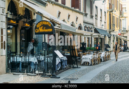 Un ristorante nella Milano alla moda, quartiere italiano di Brera, all'ora dell'aperitivo Foto Stock