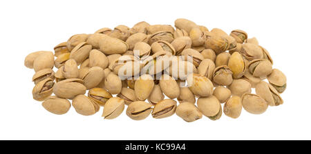 Un mucchio di arrosto di pistacchi di Bronte isolato su uno sfondo bianco. Foto Stock