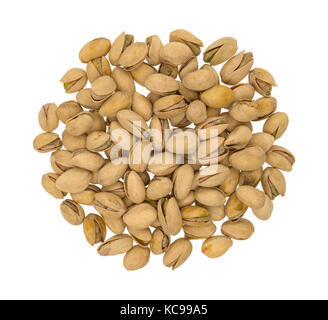 Vista dall'alto di una pila di arrosto di pistacchi di Bronte isolato su uno sfondo bianco. Foto Stock