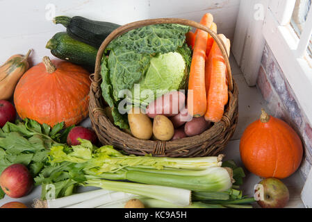 Varietà di verdure crude per la cottura di un francese Pot au Feu Foto Stock