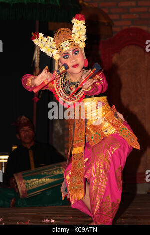 BALI, INDONESIA, 11 AGOSTO 2014 : la tradizionale danza balinese della Legong viene eseguita dal jaya Semara troup nel villaggio di Sebatu. Balli balinesi i Foto Stock