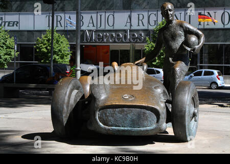 BUENOS AIRES, ARGENTINA, 22 DICEMBRE : Statua di Juan Manuel Fangio, il 22 dicembre a Buenos Aires, Argentina. Fangio era la più famosa pista da corsa Foto Stock