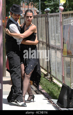 BUENOS AIRES, ARGENTINA, 5 GENNAIO 2014 : ballerini di tango a la Boca. Nel 2009, l'UNESCO ha approvato una proposta congiunta dell'Argentina e dell'Uruguay per includere il Foto Stock