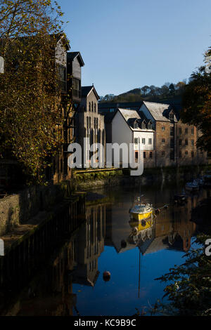 Dark e moody vista magazzino appartamenti sulle rive del fiume Dart a Totnes in devon, Regno Unito. Foto Stock