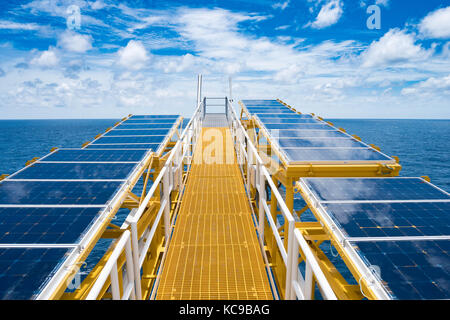 Le celle solari a ponte di svasatura a olio e gas remoto della testa del pozzo piattaforma per la ricarica della batteria del sistema elettrico sulla piattaforma. Foto Stock