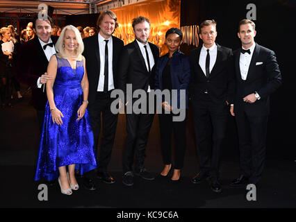 Jonathan Ross, Amanda nevill, josh Berger, daniel kokotaijlo, rungano nyoni, Michael pearce e Chris grainger-herr frequentando il bfi luminosa gala di beneficenza tenutasi presso la Guildhall, Londra. Foto Stock