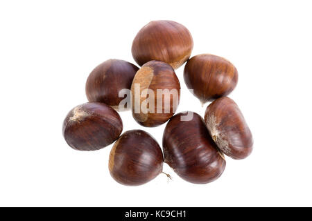 Pila di castagne fresche isolato su bianco Foto Stock
