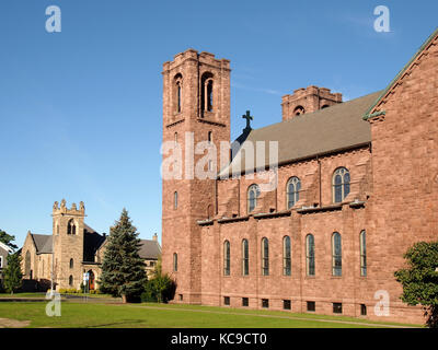 Canandaigua, New york, Stati Uniti d'America. Ottobre 3, 2017. vista di st. Chiesa di Maria , in primo piano e il primo regno chiesa metodista di canandaigua, dist Foto Stock