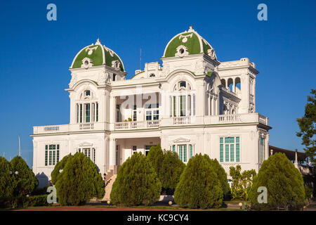 Cienfuegos tennis e yacht club edificio e marina (club palace) è rivolta verso il Malecon nei pressi di Punta Gorda, Cienfuegos, Cuba Foto Stock