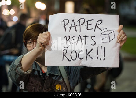 Un protestor al di fuori di Downing Street, Westminster, London, come manifestanti chiedendo le dimissioni di Spagna il primo ministro si sono riuniti per mostrare il proprio sostegno per i catalani, due giorni dopo un'indipendenza voto scese in violenza. poche centinaia di persone si sono radunate vicino a Downing street il martedì sera per manifestare contro la violenza e la chiamata su Mariano Rajoy step-down. Foto Stock