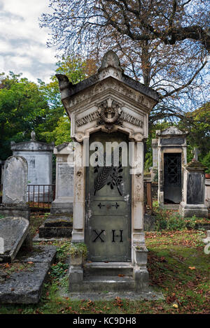 La tomba di famiglia di Amand Juiliot con casella di poveri e segno indicante la posizione come Avenue principale, 1° Divisione nel cimitero di Pere Lachaise di Parigi. Foto Stock