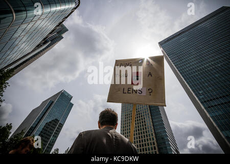 'Ci debbono' protesta a Canary Wharf a Londra est clima vede unire gli attivisti anti-capitalisti ad occupare una delle città principali quartieri finanziari. Foto Stock