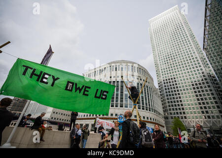 'Ci debbono' protesta a Canary Wharf a Londra est clima vede unire gli attivisti anti-capitalisti ad occupare una delle città principali quartieri finanziari. Foto Stock