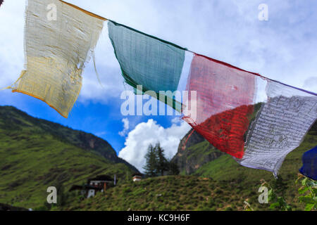 Bandiere di preghiera in Bhutan, un simbolo comune della religione buddista che domina il paese Foto Stock