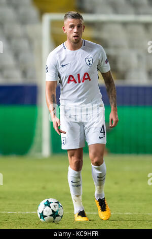 Nicosia, Cipro - Semptember 26, 2017: Il giocatore del Tottenham Toby Alderweireld in azione durante la finale di UEFA Champions League tra Bologna VS Tottenh Foto Stock