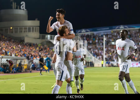 Nicosia, Cipro - Semptember 26, 2017: i giocatori del Tottenham Harry Kane (L), Heung-Min figlio(R) celebrare durante la UEFA Champions League betwe Foto Stock