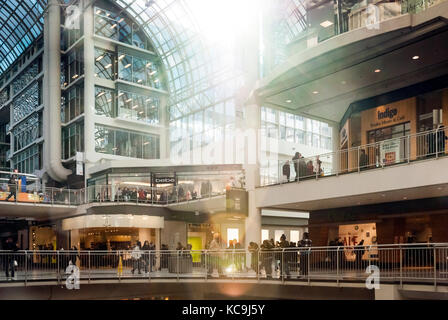 La folla lo shopping al centro Eaton a Toronto Foto Stock