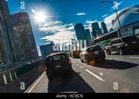 Vista di gardiner in autostrada in Toronto Downtown da una vettura in movimento Foto Stock