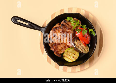 Fritti di carne con verdure in padella Foto Stock