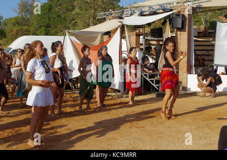 Le persone che frequentano una danza africana workshop presso fatt 2017 didgeridoo festival a lagoa. Algarve Portogallo Foto Stock