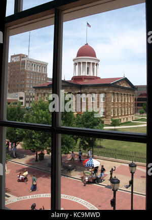 La Old State Capitol di Springfield, Illinois, visibile attraverso una finestra dell'ex legge ufficio di Abraham Lincoln e william herndon. Foto Stock