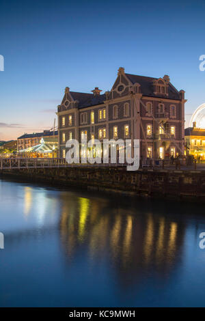 Victoria and Albert (v+a) lungomare al tramonto, cape town, Western Cape, Sud Africa Foto Stock