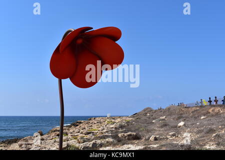 Scultura intitolata papavero rosso da artista cipriota Andreas paraskevas sul lungomare di Paphos, come parte di pafos2017 capitale europea della cultura framework. Foto Stock