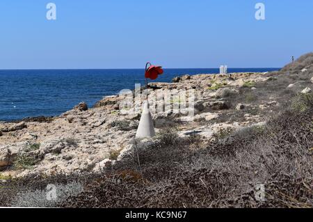 Scultura intitolata papavero rosso da artista cipriota Andreas paraskevas sul lungomare di Paphos, come parte di pafos2017 capitale europea della cultura framework. Foto Stock