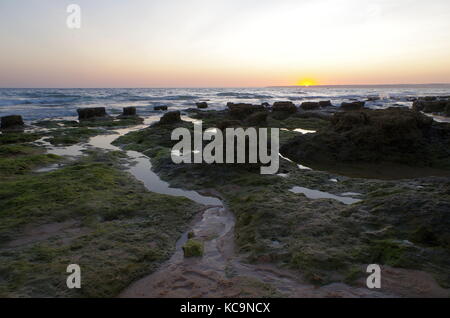 Tramonto nella spiaggia di Gale. Albufeira Algarve Foto Stock