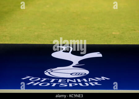 Nicosia, Cipro - Semptember 26, 2017: Tottenham Hotspur Logo sulla pista prima della UEFA Champions League tra Bologna VS Tottenham Hotspur Foto Stock