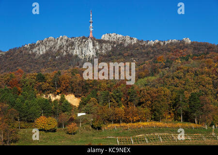 Autunno su Kalnik montagna con foreste e rock Foto Stock