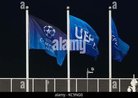 Nicosia,Cipro -Semptember 26,2017:La Champions League bandiera (L) vola a fianco della bandiera UEFA (C), e una UEFA rispetto bandiera (R) su uno stand presso la Panc Foto Stock