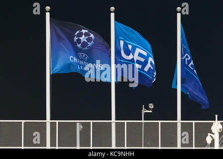 Nicosia,Cipro -Semptember 26,2017:La Champions League bandiera (L) vola a fianco della bandiera UEFA (C), e una UEFA rispetto bandiera (R) su uno stand presso la Panc Foto Stock