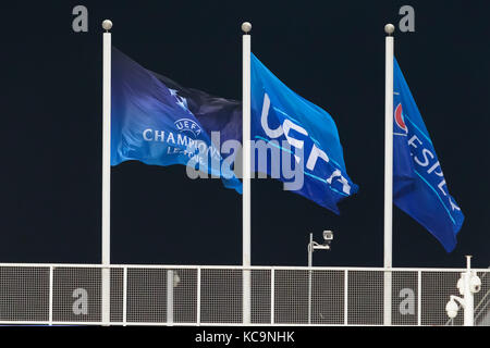 Nicosia,Cipro -Semptember 26,2017:La Champions League bandiera (L) vola a fianco della bandiera UEFA (C), e una UEFA rispetto bandiera (R) su uno stand presso la Panc Foto Stock