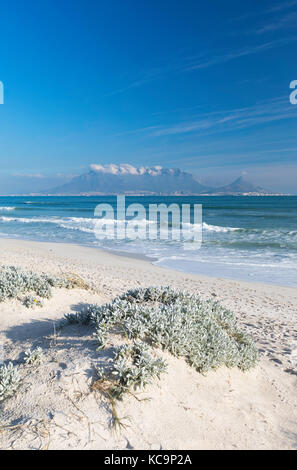 Vista della table mountain da bloubergstrand, cape town, Western Cape, Sud Africa Foto Stock