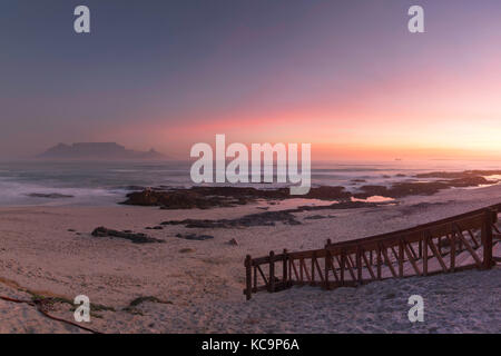 Vista della table mountain da bloubergstrand, cape town, Western Cape, Sud Africa Foto Stock