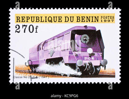 Francobollo dal Benin raffigurante la classe n. 21-C-6 locomotiva a vapore dal 1941. Foto Stock