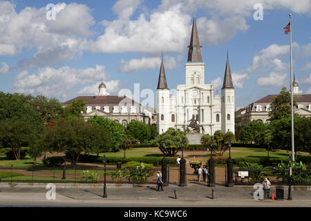NEW ORLEANS, LOUISIANA, 5 maggio 2015 : Jackson Square (ex Plaza de Armas) è un parco pubblico, recintato situato di fronte al quartiere francese in f Foto Stock