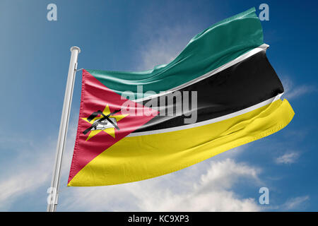 La bandiera del Mozambico sventola in un cielo bello e tranquillo di giorno mentre il sole splende. Rendering 3D. Foto Stock