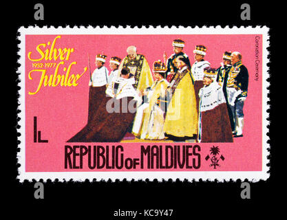 Francobollo dalle Maldive raffigurante la cerimonia di incoronazione della Regina Elisabetta II, argento anniversario. Foto Stock