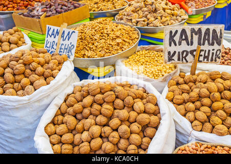 La vasta gamma di frutta a guscio e frutta secca in venerdì mercato muratpasa - gustoso noci, pistacchi e nocciole dalla città kaman, regione kirsehir, Antalya, tur Foto Stock