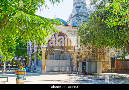 Antalya, Turchia - 12 maggio 2017: il giardino della moschea muratpasa è affollato luogo se venerdì, musulmani venuti qui per un venerdì di preghiera, il 12 maggio in antaly Foto Stock