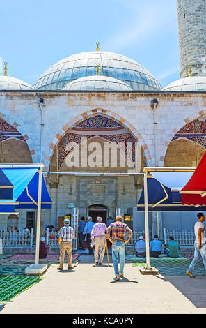 Antalya, Turchia - 12 maggio 2017: i musulmani prima della preghiera del venerdì andare a murat pasha moschea, situato nella città vecchia, il 12 maggio in Antalya. Foto Stock