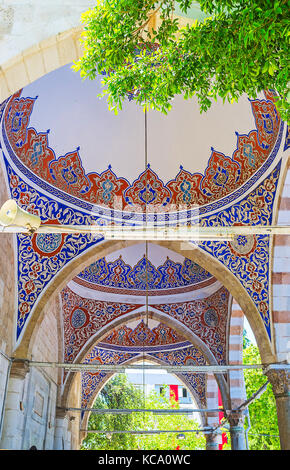 Le cupole del portico della moschea muratpasa sono decorate con dipinti colorati modelli islamici, Antalya, Turchia. Foto Stock